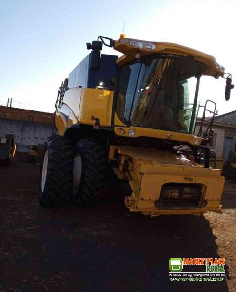 Colheitadeira New Holland CR9060