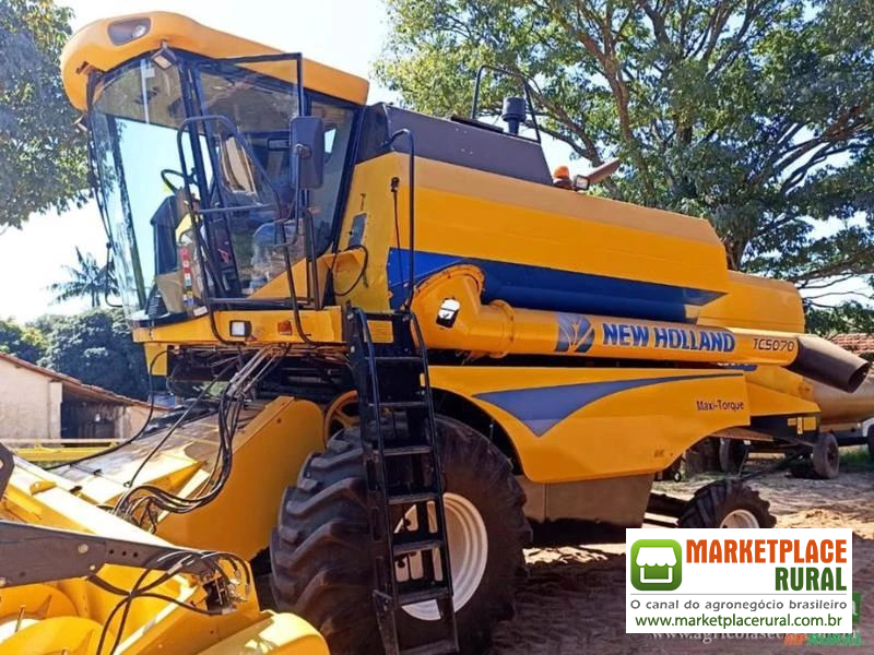 Colheitadeira New Holland TC 5070 (Plataforma de 20 Pés - Excelente Estado)