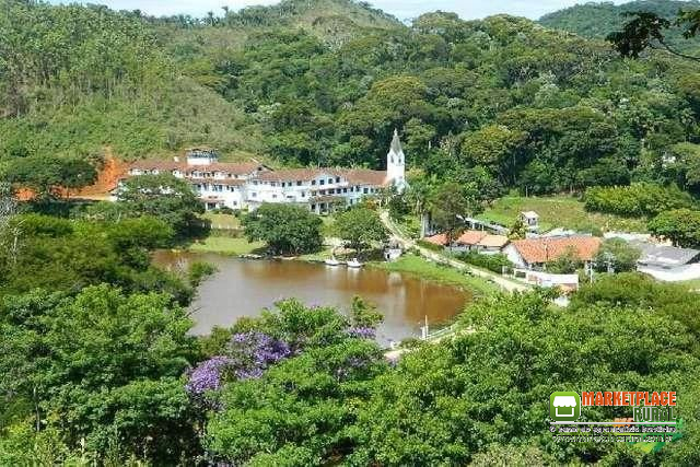 Fonte de Água Natural na Região Serrana