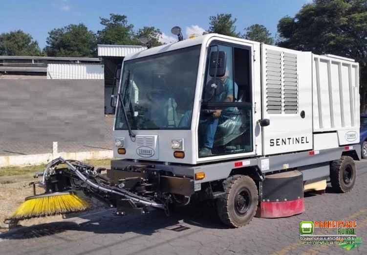 VARREDEIRA TENNANT SENTINEL DE ALTA PERFORMNCE ANO 2015, SEMINOVA, COM APENAS 5.200 HORAS TRABALHADA